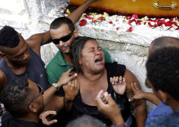 Los 80 tiros de la policía contra una familia en Río de Janeiro agitan varios debates