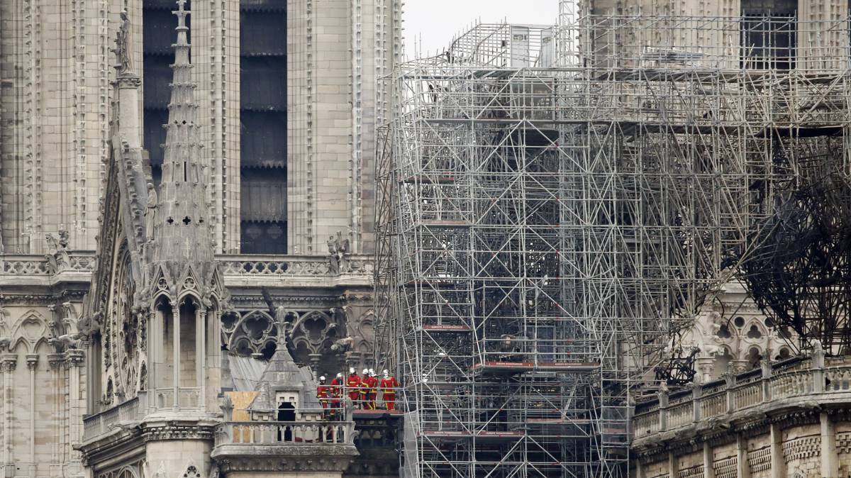 Los bomberos trabajan este martes en la catedral de Notre Dame, en París.