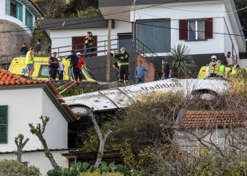 Al menos 29 muertos en Madeira al caer un autobús turístico sobre una casa