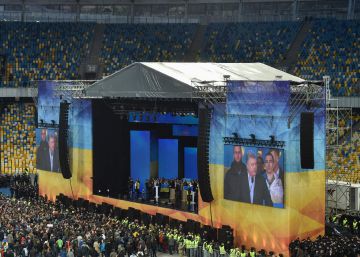 Así debaten los candidatos en Ucrania: ante miles de personas en un estadio de fútbol