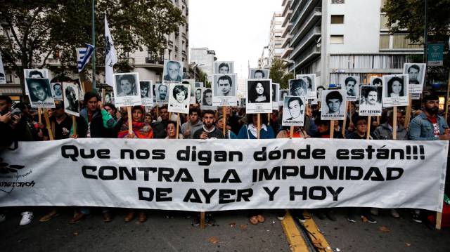 Centenas de pessoas marcham em Montevidéu no dia 11, em protesto contra a impunidade de ex-repressores da ditadura.