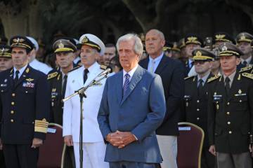 Tabaré Vázquez habla durante la ceremonia de asunción del nuevo jefe del Ejército, José Ariel González, el 18 de marzo pasado.