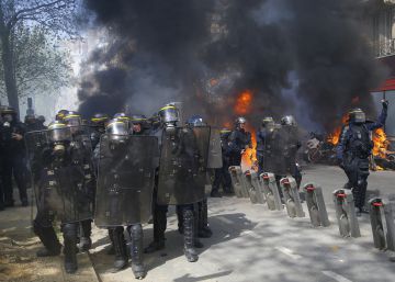 Os ‘coletes amarelos’ desafiam o Governo francês com novos distúrbios