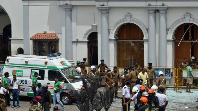 Los servicios de emergencia atiende a los heridos en Colombo, Sri Lanka.