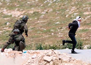 Soldados israelíes disparan a un adolescente palestino maniatado y con los ojos vendados