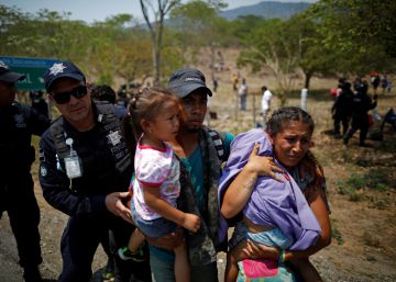 México defiende su política migratoria tras detener a casi 400 centroamericanos de camino a EE UU