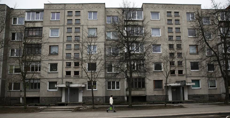 Una de las avenidas principales de Visaginas, la localidad lituana donde solían habitar los trabajadores de la central de Ignalina y cuya población va en caída libre.
