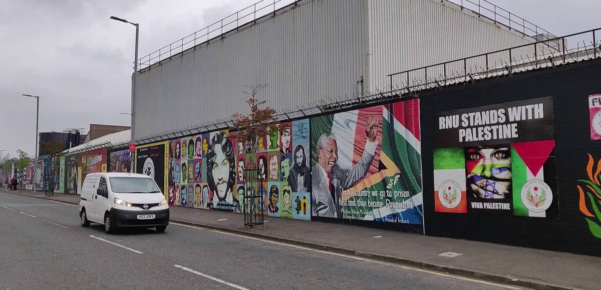 Graffitis en el muro que divide la ciudad de Belfast, en Irlanda del Norte.