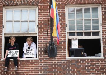 Un grupo de activistas a favor de Maduro ocupan la Embajada de Venezuela en Washington