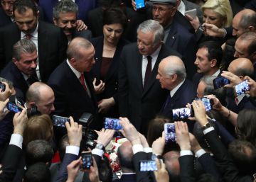 La pérdida de importantes ciudades en las elecciones abre grietas en el partido de Erdogan