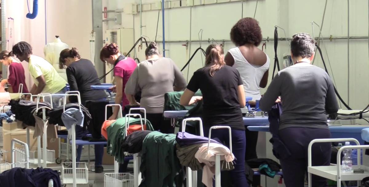 Costureras en el taller de Progetto Quid en la ciudad italiana de Verona.