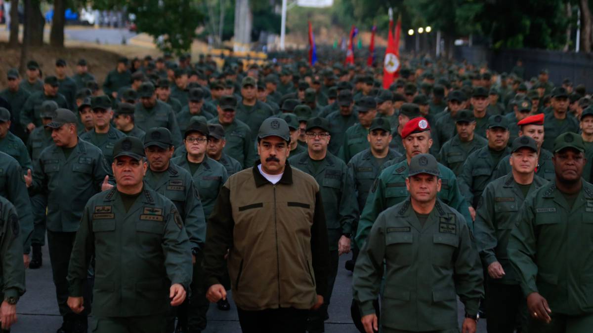 Imagen de la marcha de Maduro (en el centro) con los militares, suministrada por el servicio de prensa de la Presidencia venezolana.