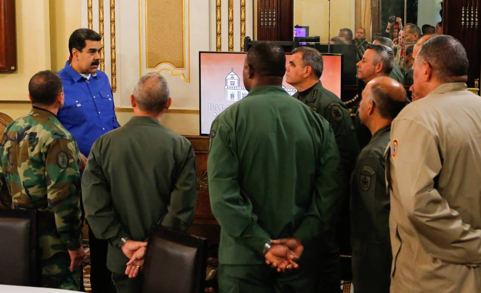 Nicolás Maduro junto a miembros de su Gabinete y las fuerzas armadas, este martes en Caracas. 