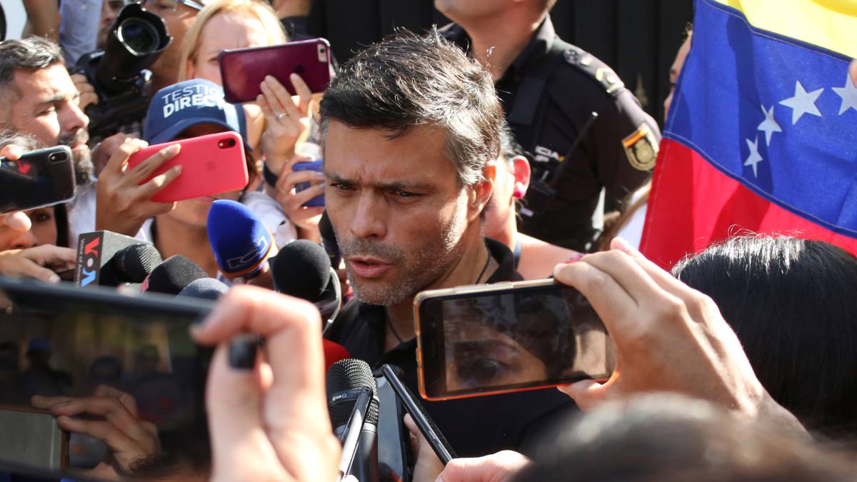 Leopoldo López comparece ante los medios en la Embajada de España en Caracas.