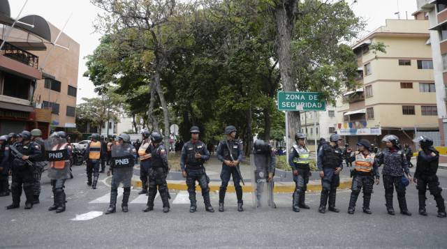 Policías antidisturbios esta mañana en Caracas.
