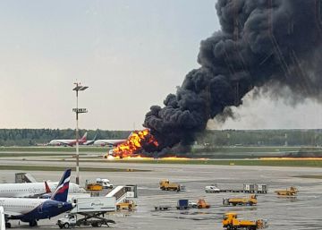 Pouso de emergência em aeroporto de Moscou deixa pelo menos 41 mortos