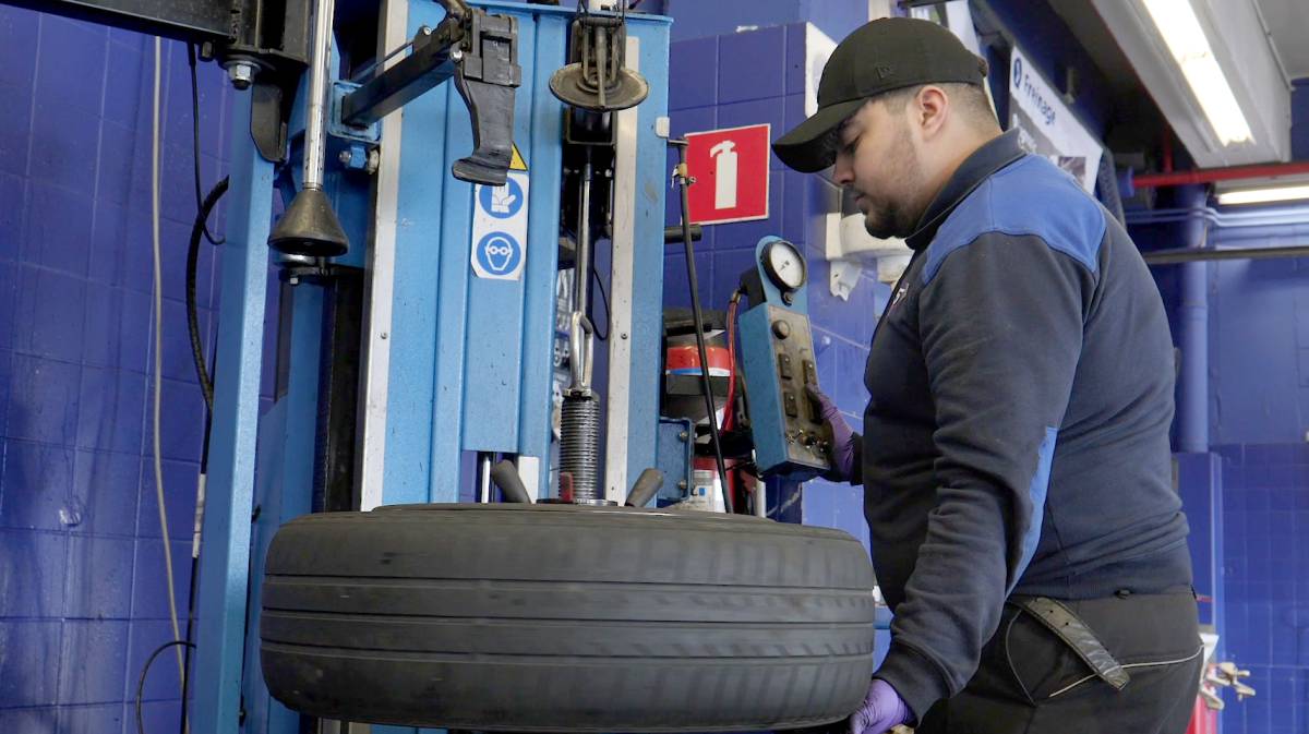 Mohamed Oufkir, en el taller de Bruselas en el que ha realizado prácticas y conseguido empleo.