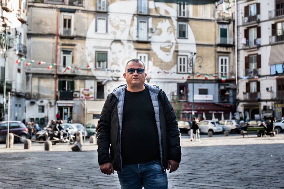 Antonio, padre de Genny Cesarano, en el lugar donde su hijo fue asesinado por error por la Camorrra.