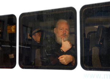 Ecuador dará a Washington los ordenadores y documentos de Assange en Londres