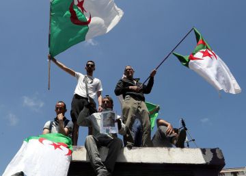 Los argelinos temen que las nuevas purgas del régimen deriven en dictadura militar