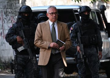 Un icónico preso político venezolano es liberado de su arresto domiciliario en Caracas
