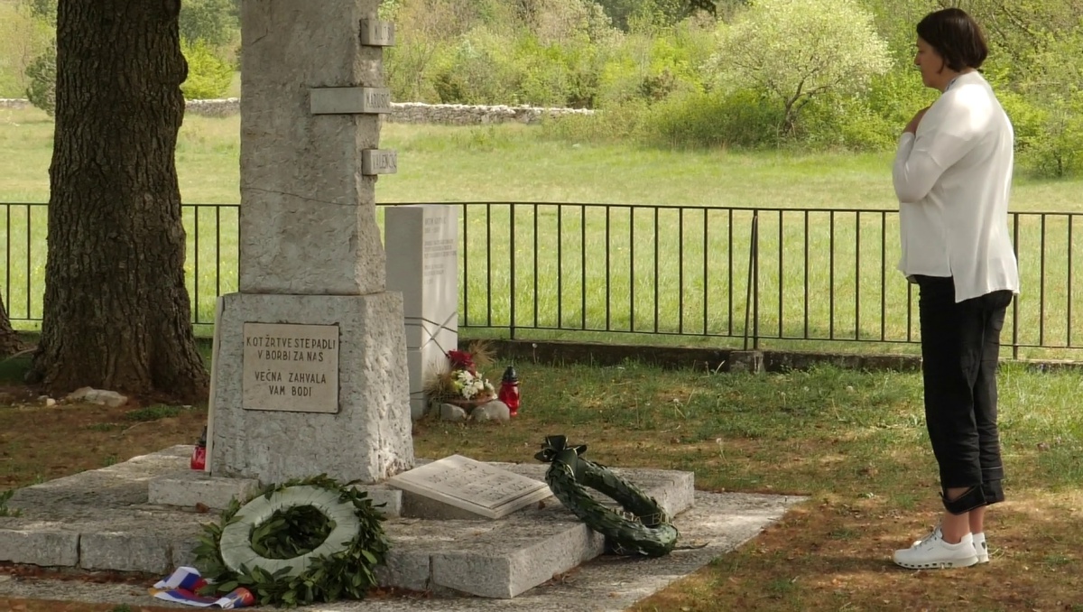La comisaria eslovena Violeta Bulc en el monumento de Risiera di San Sabba.