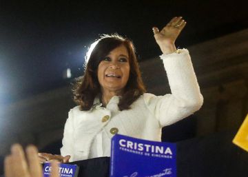 Cristina Fernández de Kirchner se sienta por primera vez en el banquillo