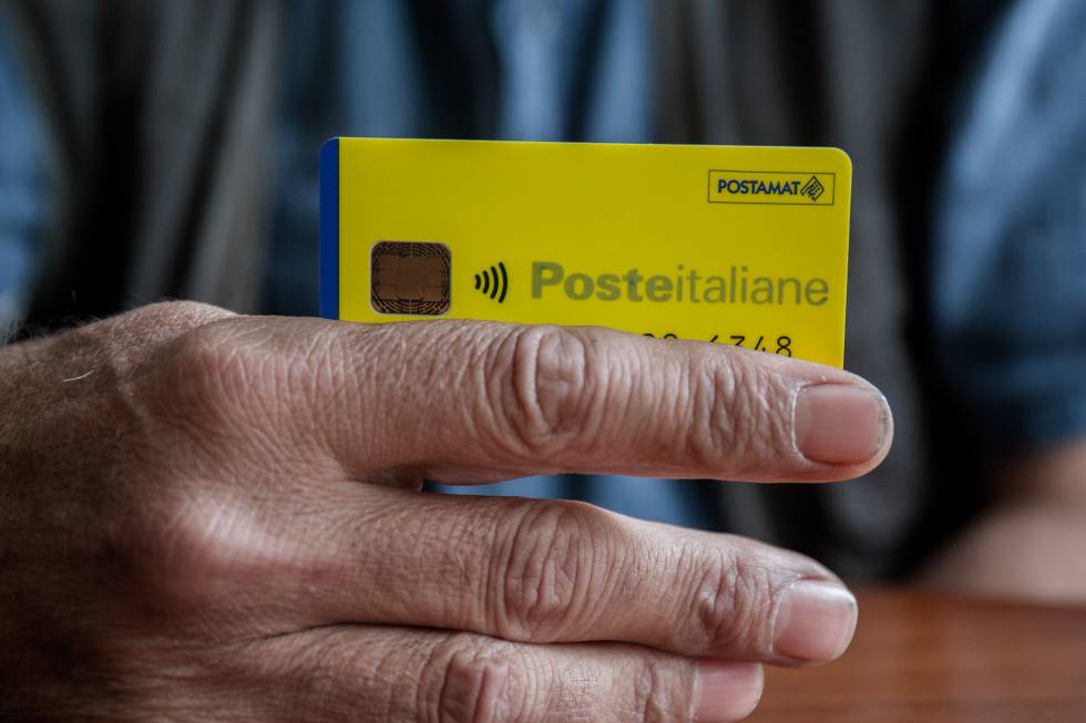 Sergio Cesarini, de 64 años, muestra la tarjeta con la que puede cobrar mensualmente la Renta Ciudadana.