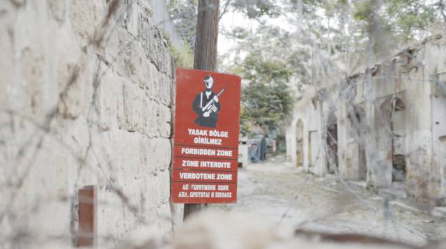 El alambre de púas que divide a Nicosia en dos, la última capital dividida en el mundo: en el sur los grecochipriotas, en el norte los turcochipriotas.