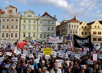 Manifestación masiva en Praga para pedir la dimisión del primer ministro checo Manifestación masiva en Praga para pedir la dimisión del primer ministro checo