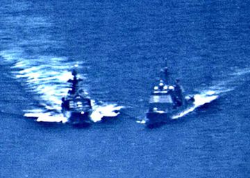 Um navio de guerra russo e um norte-americano a ponto de colidirem no Pacífico