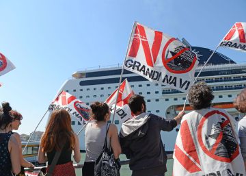 Miles de personas protestan en Venecia contra los grandes cruceros