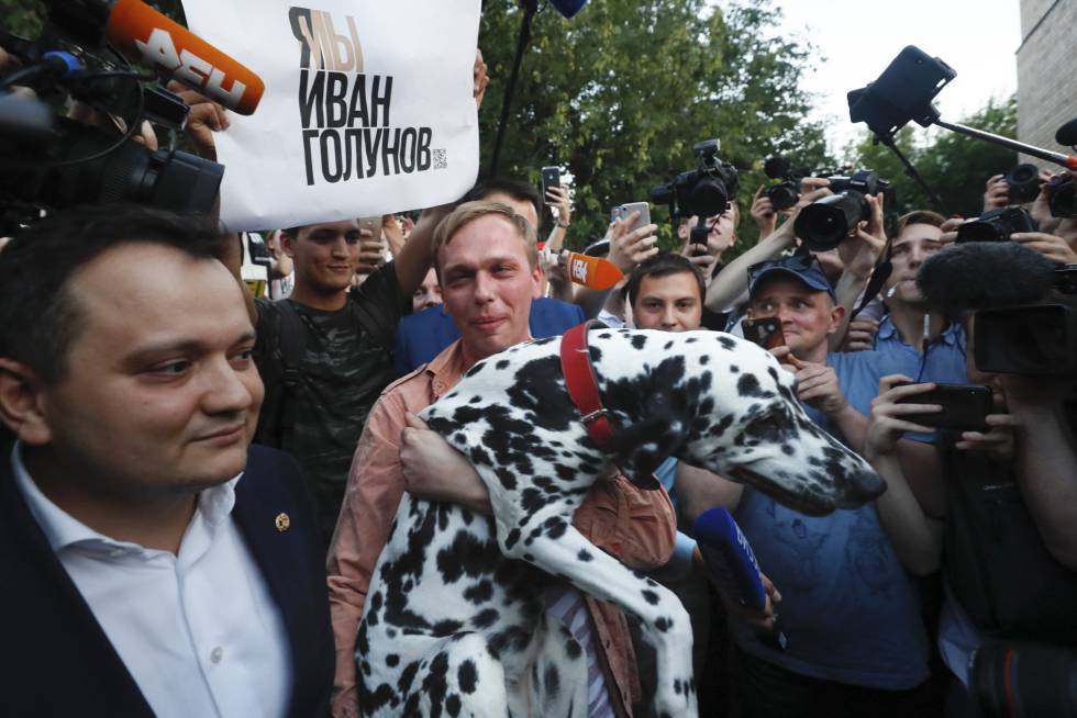 Golunov, el martes, tras ser exonerado, al reencontraarse con su perra, Margo, en Moscú.