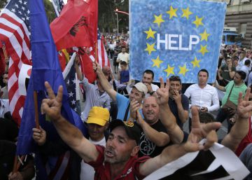 Albania se hunde en el caos institucional