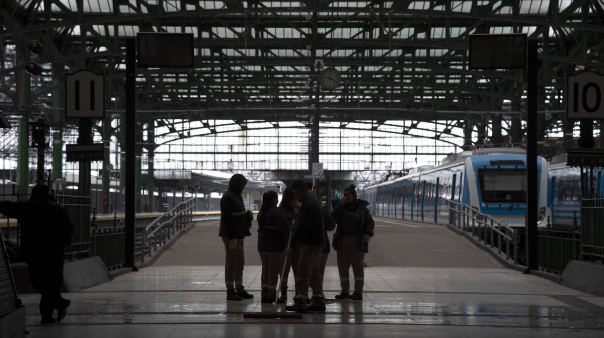 La estación de Constitución, en Buenos Aires, paralizada debido al corte de luz masivo en Argentina que también ha afectado a Uruguay, sur de Brasil y algunas ciudades de Chile.