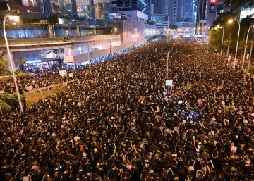 ‘Rio humano’ inunda as ruas de Hong Kong para defender as liberdades civis