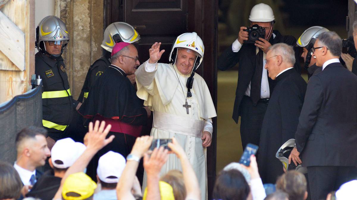 El Papa, en la catedral de Camerino.
