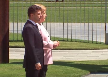 Merkel sufre un episodio de espasmos durante la visita de Zelenski