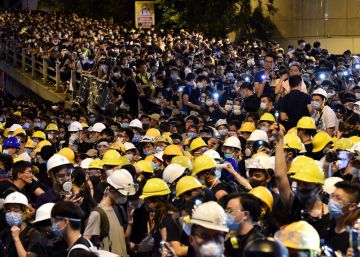 Los manifestantes bloquean el cuartel de la Policía en Hong Kong