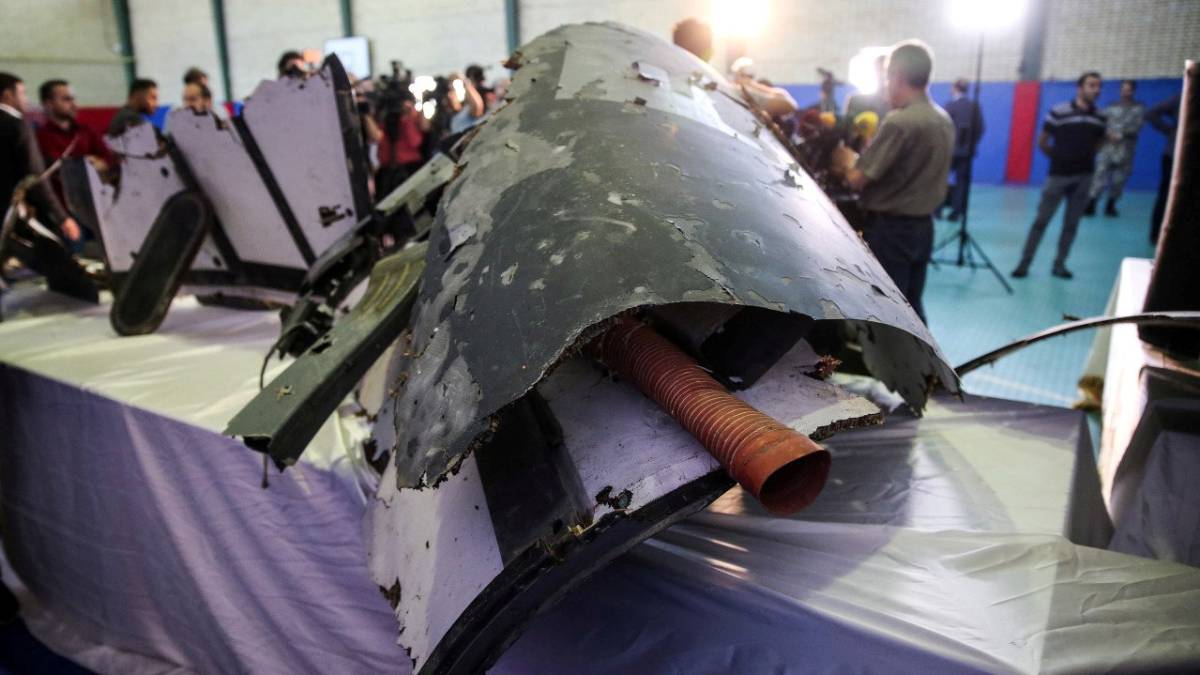 Supuestos restos del avión no tripulado estadounidense mostrados en Teherán, este viernes.