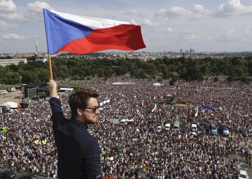 La mayor manifestación registrada en Praga en 30 años pide la dimisión del primer ministro checo