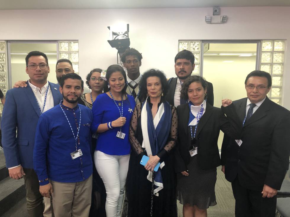 Bianca Jagger, acompañada del grupo de expresos políticos nicaragüenses y el abogado Julio Montenegro durante la asamblea general de la OEA.