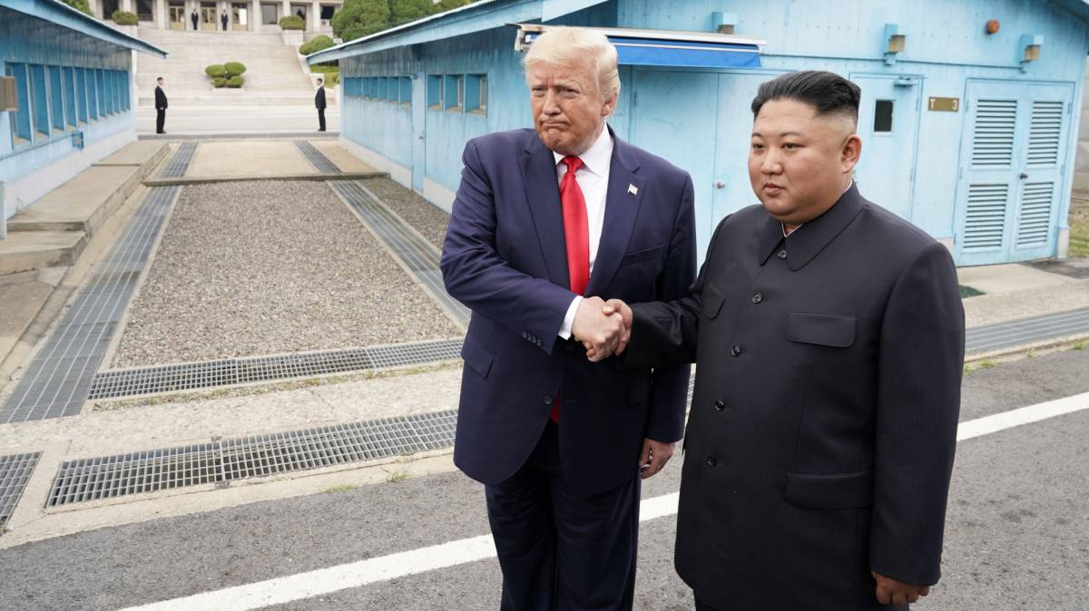Donald Trump y Kim Jong Un, en la Zona Desmilitarizada entre las dos Coreas. rn