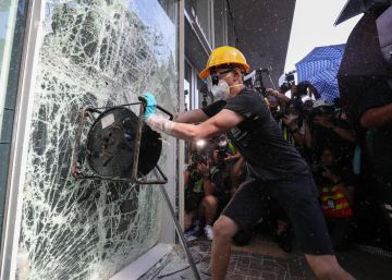 Manifestantes se chocam com a polícia ao forçar entrada no Parlamento de Hong Kong