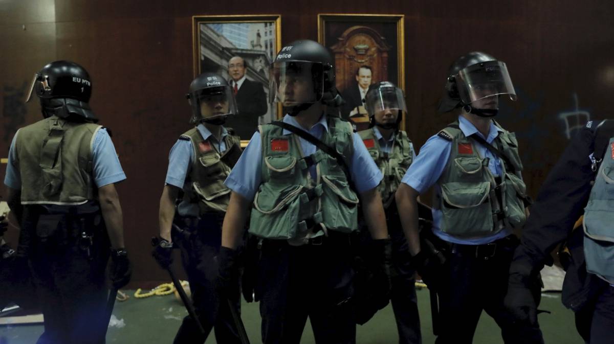 La policía toma el control del Parlamento de Hong Kong tras la ocupación de los manifestantes
