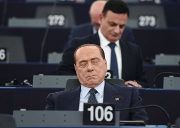 Selfies, autógrafos e cochilo: Berlusconi aterrissa no Parlamento Europeu