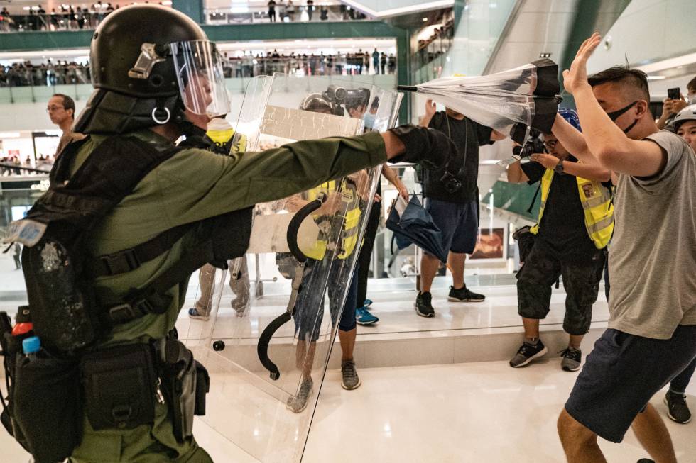 Policías y manifestantes se enfrentan, este domingo en Hong Kong.
