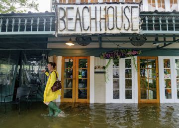 El huracán Barry se debilita al tocar tierra en Luisiana, pero persiste el peligro de inundaciones