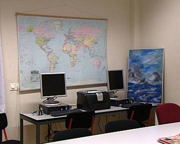 La sala de ordenadores del centro de detención.