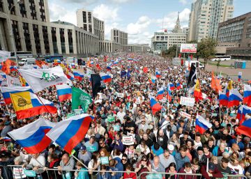 Milhares de manifestantes pedem eleições livres em Moscou